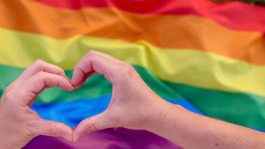 Renkli gökkuşağı arkaplanındaki kalp