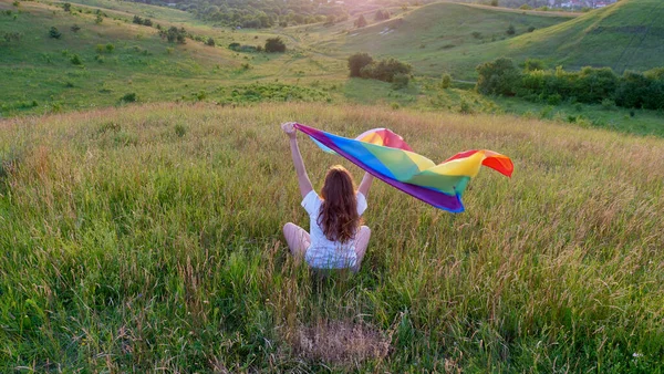 Nő LMBT zászló területen ég háttér — Stock Fotó