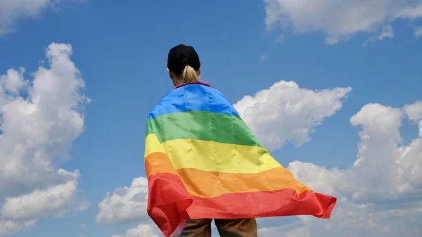 天空背景上挂LGBT旗的同性女性 — 图库照片