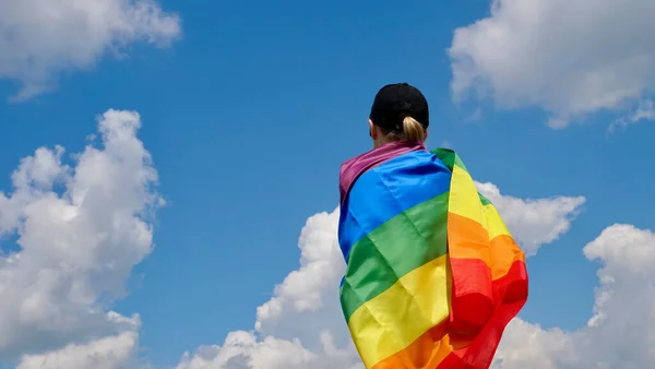 天空背景上挂LGBT旗的同性女性 — 图库照片