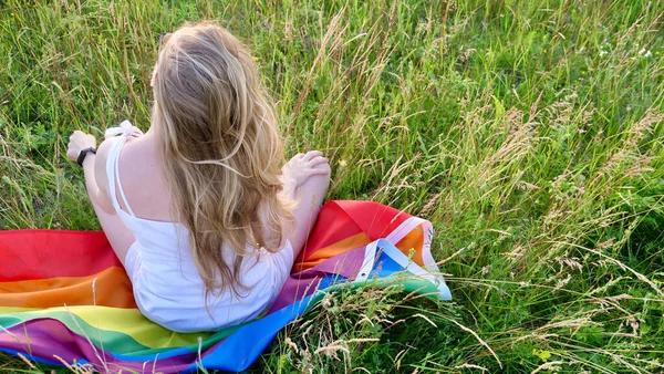 Homosexuell person döljer sitt ansikte — Stockfoto