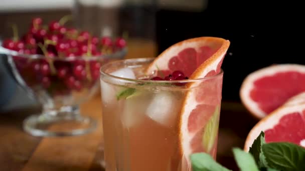 Grapefruit-Limonade mit Eis — Stockvideo