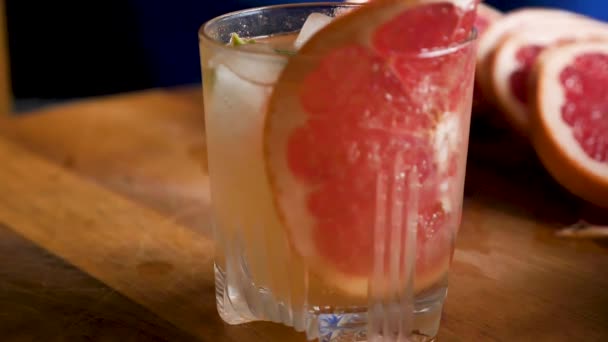 Limonada de pomelo con hielo — Vídeo de stock