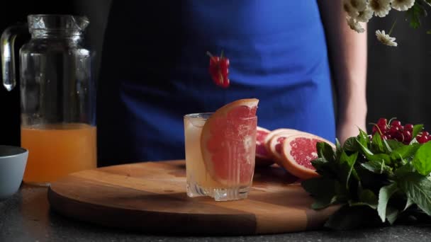 Zubereitung Grapefruitlimonade mit Eis — Stockvideo