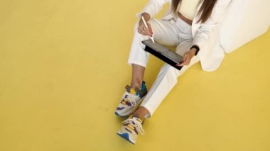 Elektronik tablet üzerinde çalışıyorum. Kapatıyorum.