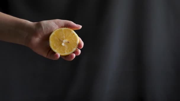 Zitrusfrüchte - Zitrone von Hand auspressen — Stockvideo