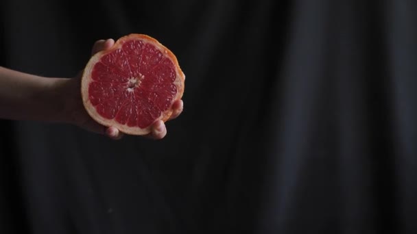 Las frutas cítricas - apretando la toronja a mano — Vídeos de Stock