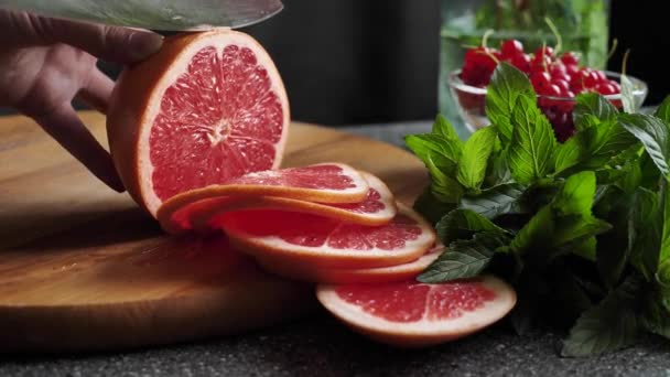 Zitrusfrucht Grapefruit in Scheiben schneiden — Stockvideo