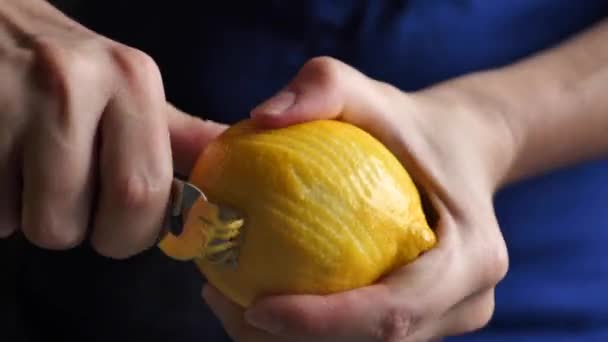 Mulher remove raspas de limão com um objeto de cozinha — Vídeo de Stock