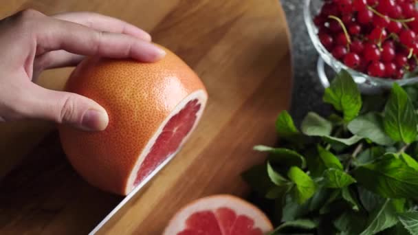 Zitrusfrucht Grapefruit in Scheiben schneiden — Stockvideo