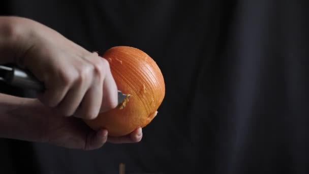 Schälen Sie eine Grapefruitschale auf schwarzem Hintergrund — Stockvideo