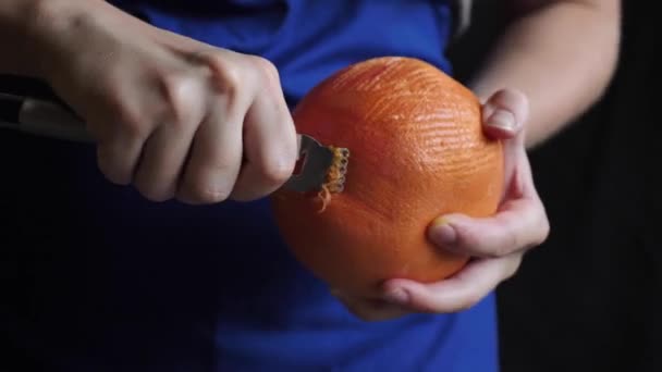 女人摘取柚子皮 — 图库视频影像
