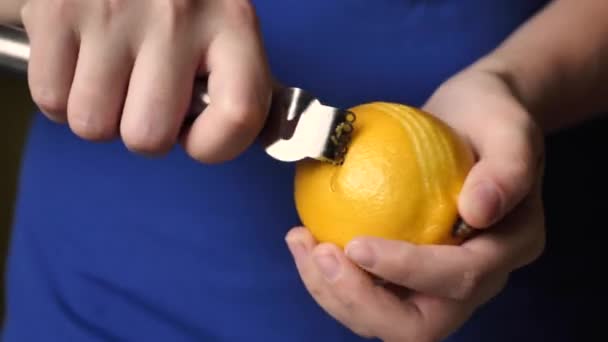 女性はキッチンオブジェクトとレモンの皮を削除します。 — ストック動画