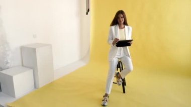 iPad üzerinde çalışan grafik tasarımcısı