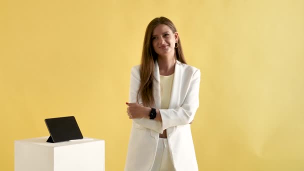 Mujer de negocios sonriendo sobre fondo amarillo — Vídeos de Stock