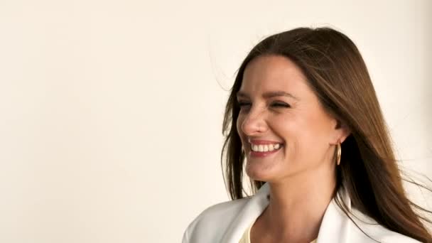 Mulher de negócios sorrindo em uma sessão de fotos — Vídeo de Stock