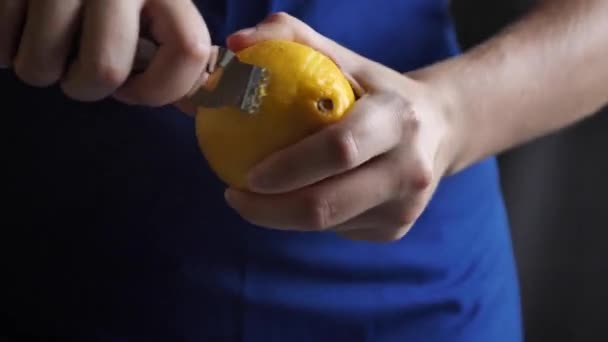 Frau entfernt Zitronenschale mit Küchengegenstand — Stockvideo