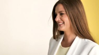 İş kadını fotoğraf çekiminde gülümsüyor