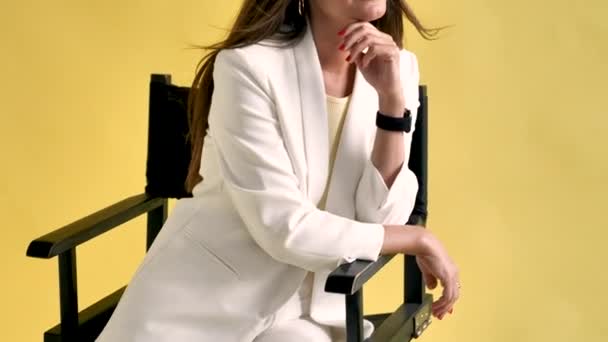 Üzletasszony fehér öltönyben a stúdióban — Stock videók