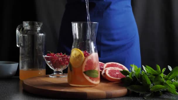 Grapefruitlimonade in der Küche kochen — Stockvideo