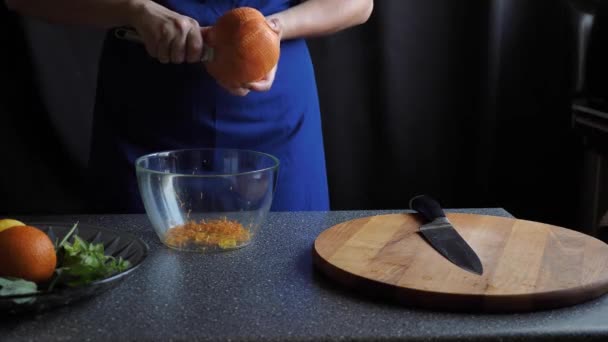 Vrouw verwijdert grapefruitschil — Stockvideo