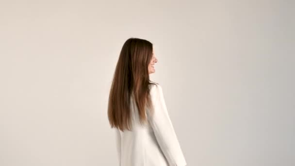 Stüdyodaki mutlu kahverengi saçlı kadın — Stok video