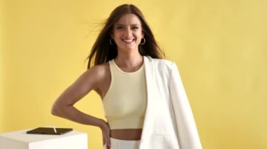 İş kadını gülümser ve kameraya bakar.