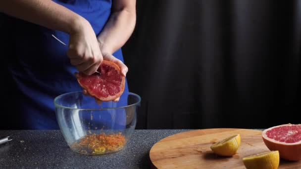 Owoce cytrusowe - wyciskanie grejpfruta ręcznie — Wideo stockowe