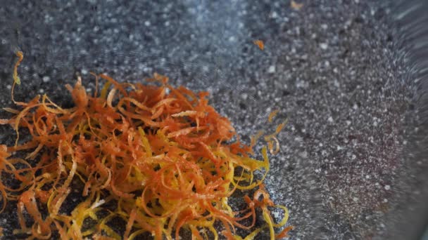 Cáscara de pomelo naranja rallada cae en un tazón — Vídeos de Stock