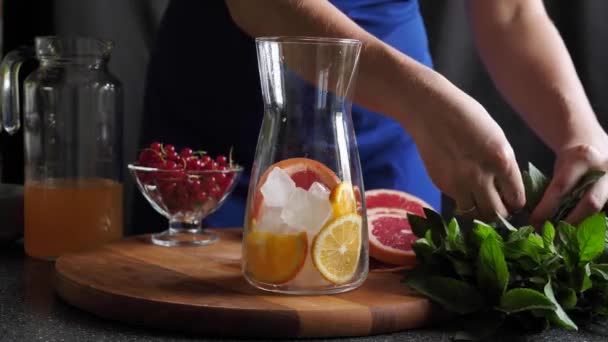 Cocinar limonada de pomelo en la cocina — Vídeos de Stock