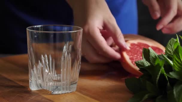 Pompelmoes limonade koken in een glas — Stockvideo