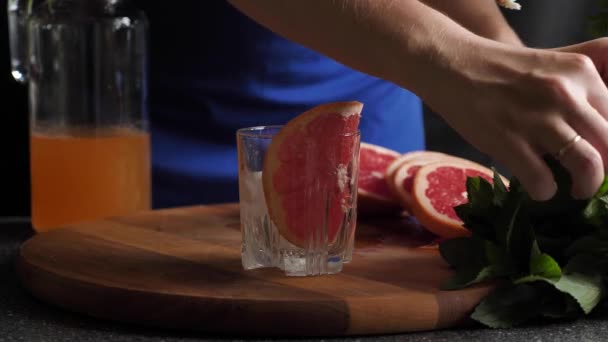 Готовить грейпфрутовый лимонад с мятой — стоковое видео