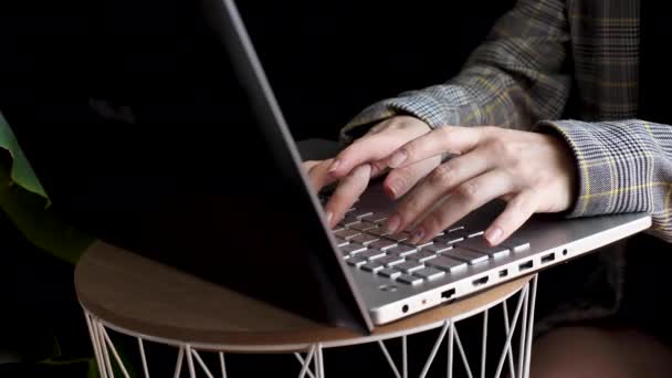 Mujer escribiendo en el ordenador portátil — Vídeos de Stock