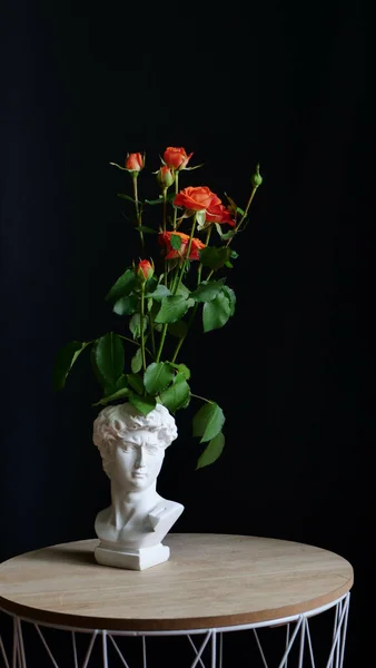 Pomarańczowe kwiaty róży w wazonie rzeźba Dawida — Zdjęcie stockowe