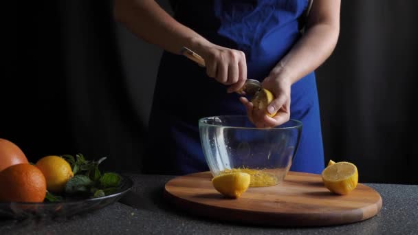 Cítricos - exprimir un limón a mano — Vídeos de Stock
