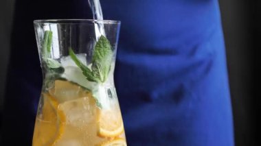 Limonata pişiriyorum.