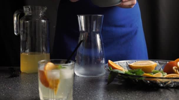 Cooking orange lemonade in the kitchen — Stock Video