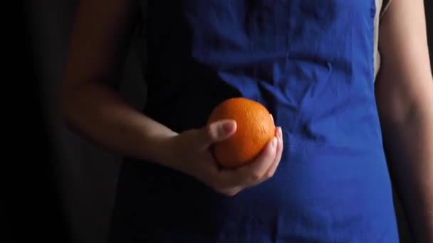 バーテンダーがオレンジを投げる — ストック動画