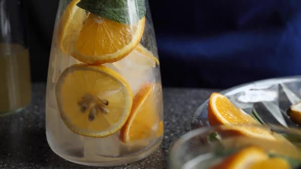 Cozinhar limonada dentro de close-up — Vídeo de Stock