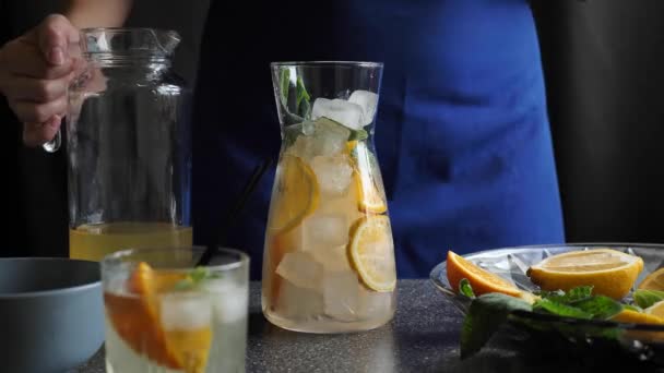 Cozinhar limonada de laranja na cozinha — Vídeo de Stock