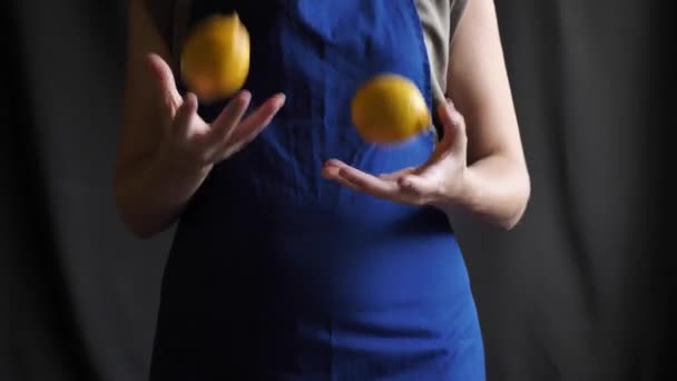 バーテンダーがレモンを投げる — ストック動画