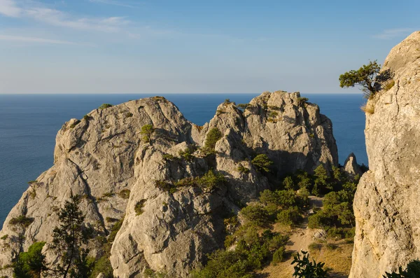 Klippor vid havet — Stockfoto