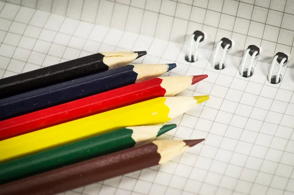 Spiral not defteri kümesiyle renkli kalemler. — Stok fotoğraf