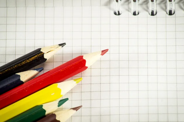 Spiral not defteri kümesiyle renkli kalemler — Stok fotoğraf
