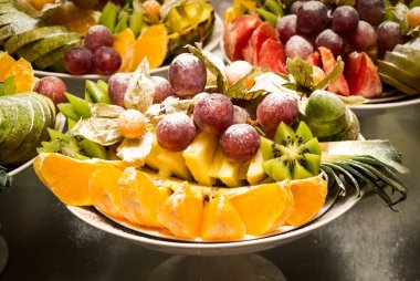 Çeşitli meyve, üzüm, kivi, portakal ve ananas