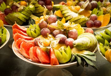 Çeşitli meyve üzüm, kivi, portakal