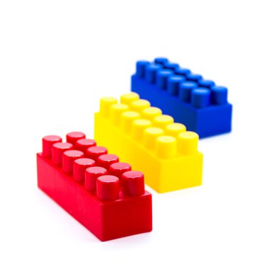 Beyaz arkaplanda izole edilmiş renkli plastik oyuncak blokları