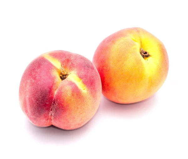 Два спелых персика на белом фоне — стоковое фото