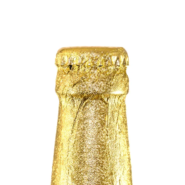 Закрытые бутылки с пивом в золотой фольге — стоковое фото