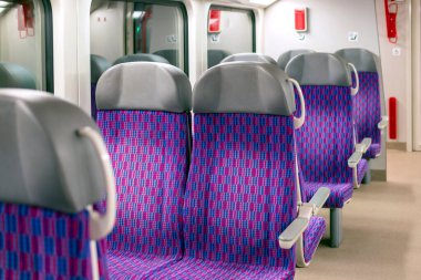 Tren vagonunun içinde. Modern bir trende boş renkli sandalyeler..